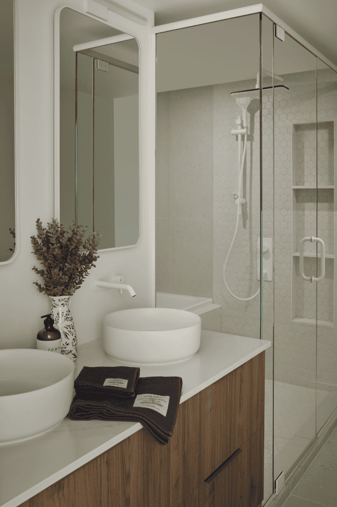 salle de bain wet zone renovation vanite de bois montreal