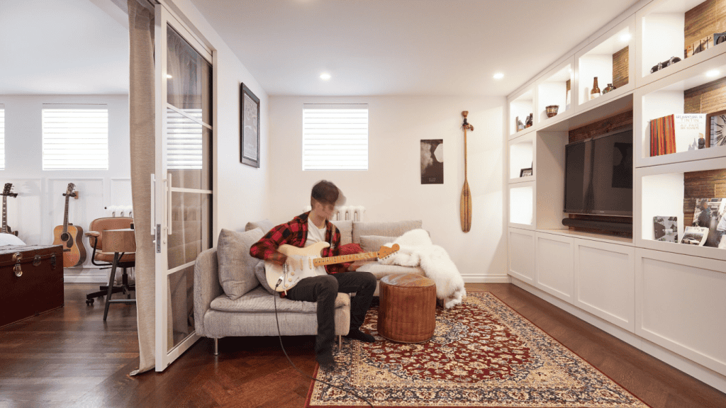 renovation sous-sol humain joue de la guitare
