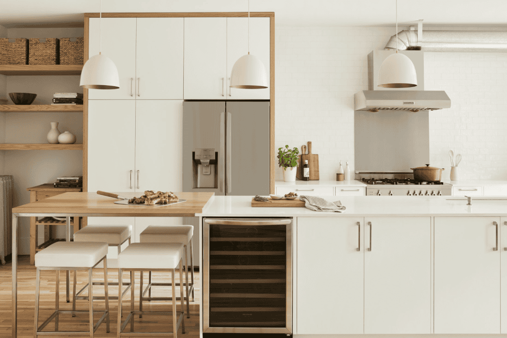 Cuisine industrielle blanche bois ilot tablettes, électroménagers, renovation, plex, maison, unifamiliale