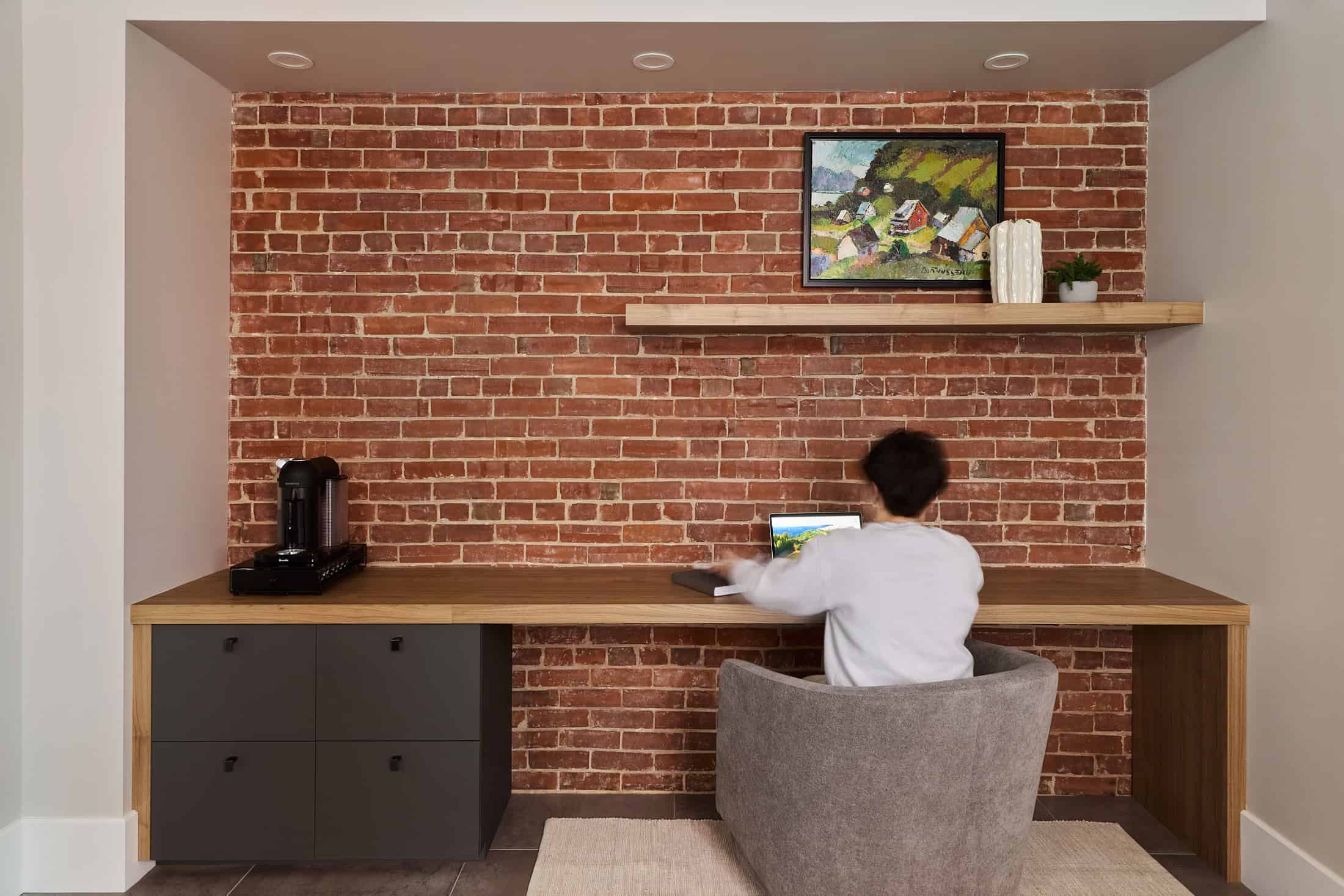 bureau amenage mur de brique tablette de bois, matériaux chaleur pièce