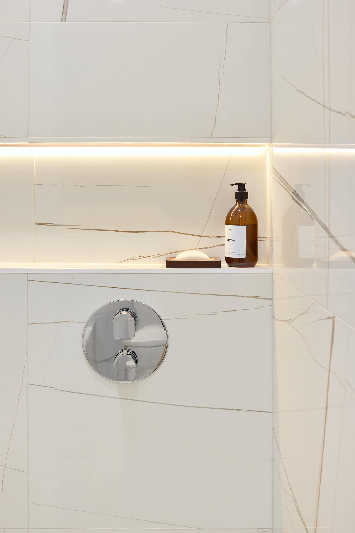renovation salle de bain niche retro eclairee