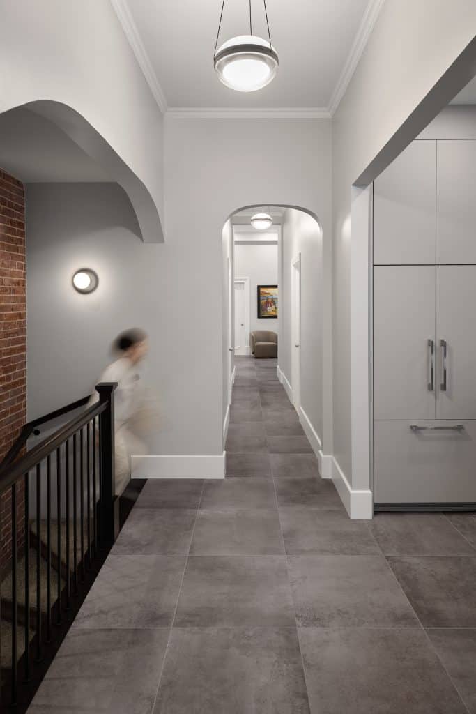 passage entre cuisine et escalier. mur de brique