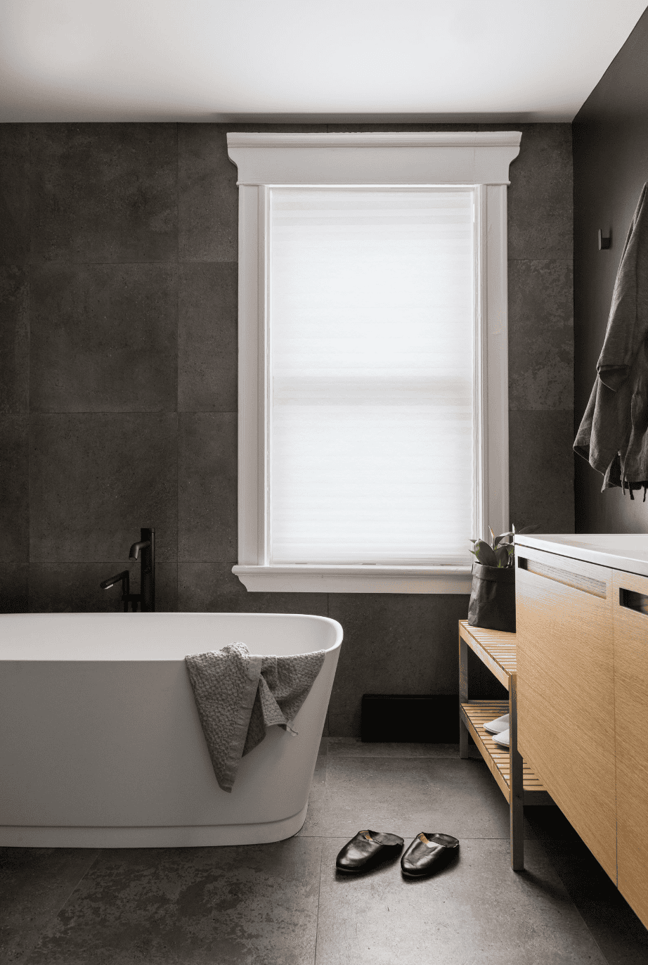 bain autoportant salle de bain grise vanite de bois