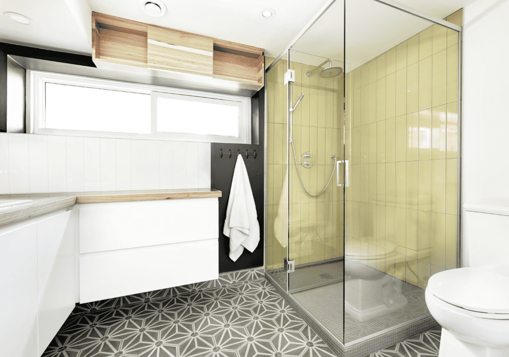 Salle de bain sous-sol douche jaune