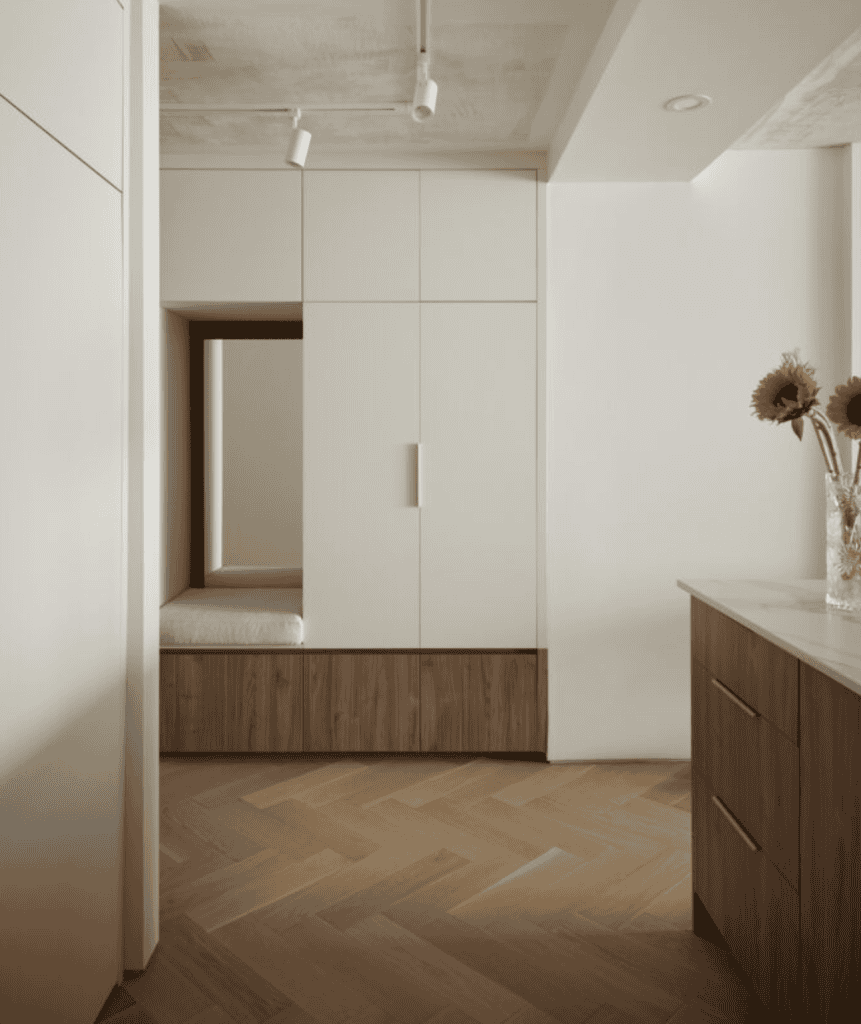 Entree condo cuisine plancher de chevron ebenisterie sur mesure bois blanc