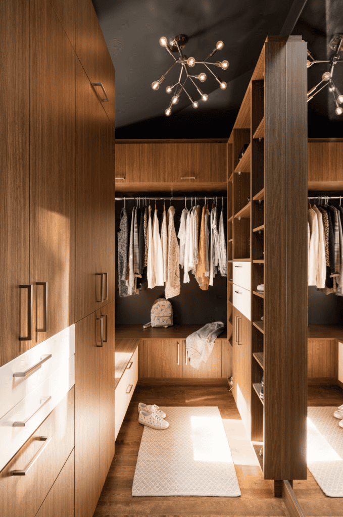 walk-in bois plafond noir