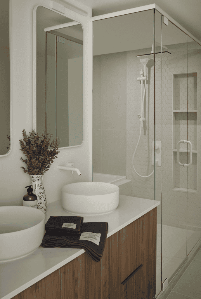 rénovation salle de bain blanche condo avec vanite en bois, wet zone