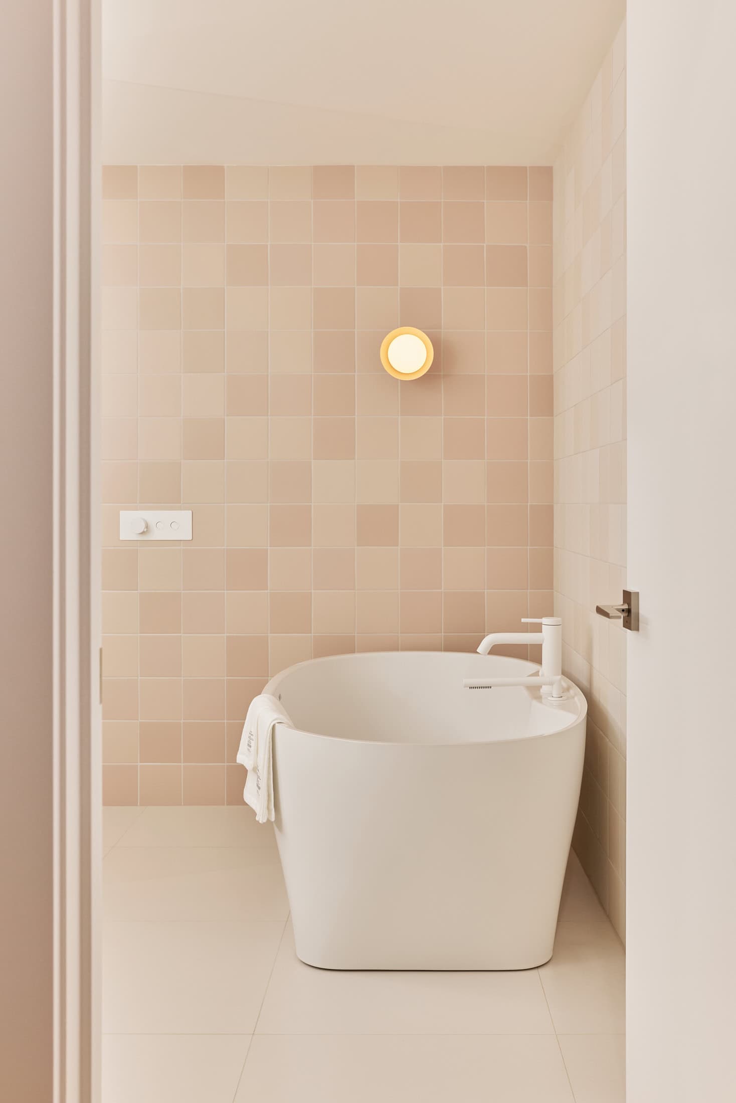 Bain auto-portant salle de bain rose bathroom renovation, interior design, design d'intérieur