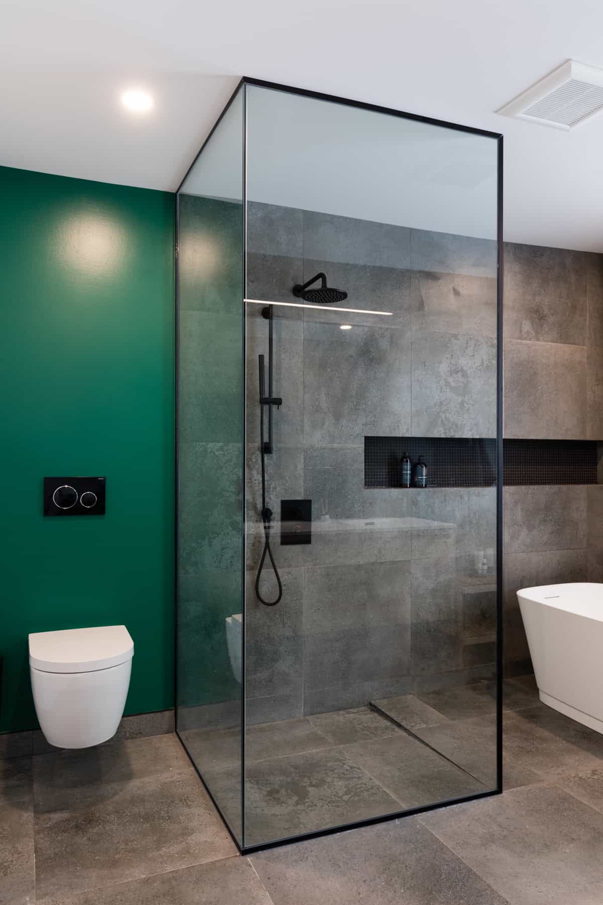 salle de bain avec douche italienne, imperméabilisation, étanchéité, drain linéaire
