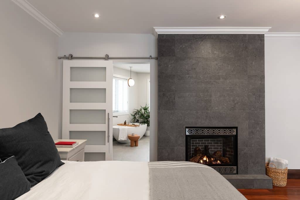 chambre des maitres avec foyer, transformation intergenerationnelle