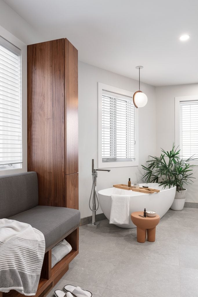 salle de bain avec banc et bain autoportant
