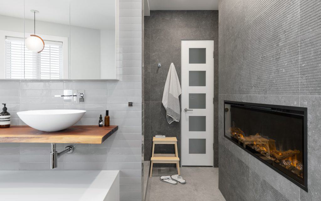 salle de bain avec foyer deux faces